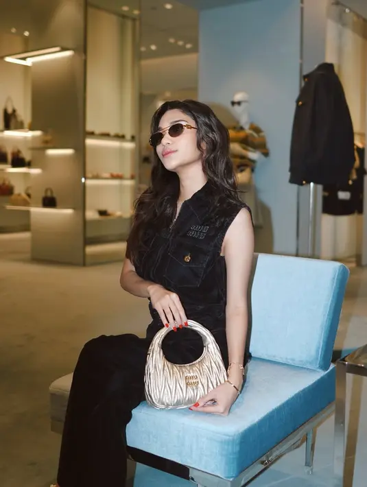 Tampil serba hitam memang jadi cara teraman. Seperti Azizah Salsha yang padukan vest hitam berkantung dengan celana panjang hitam [@azizahsalsha_]