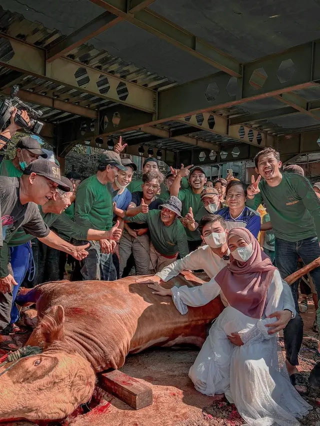 Ria Ricis dan Teuku Ryan Pose Bareng Sapi Kurbannya
