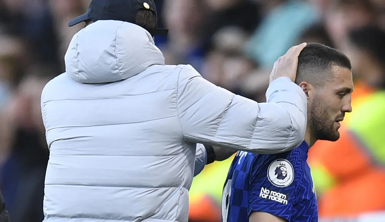 Ia kemudian harus dipapah keluar lapangan dan digantikan oleh Ruben Loftus-Cheek. (AFP/Oli Scarff)
