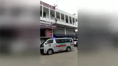 Seorang wanita stres memanjat kantor polisi di Buriram, Thailand. Polisi menggunakan sofa untuk menjadi landasan wanita itu terjatuh dari ketinggian 20 kaki.