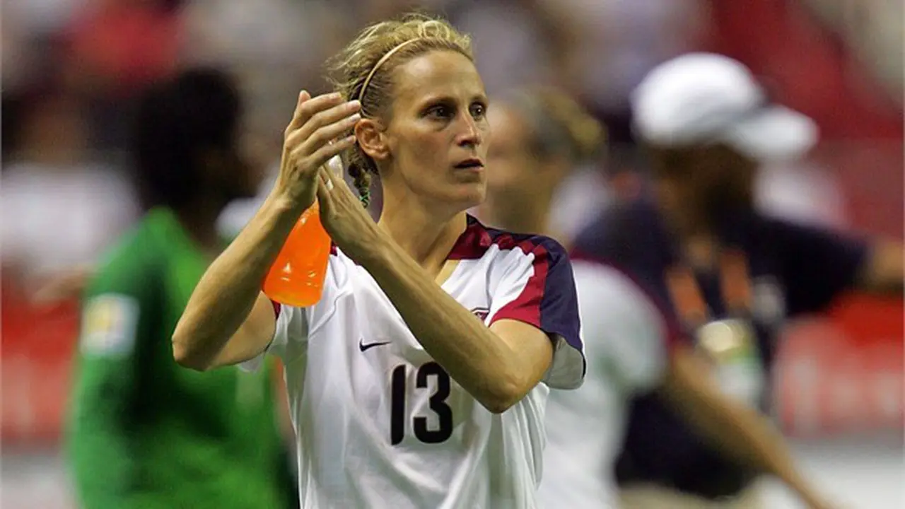 Legenda Sepak Bola Wanita AS Yang Menakutkan Di Lini Tengah(Udah)