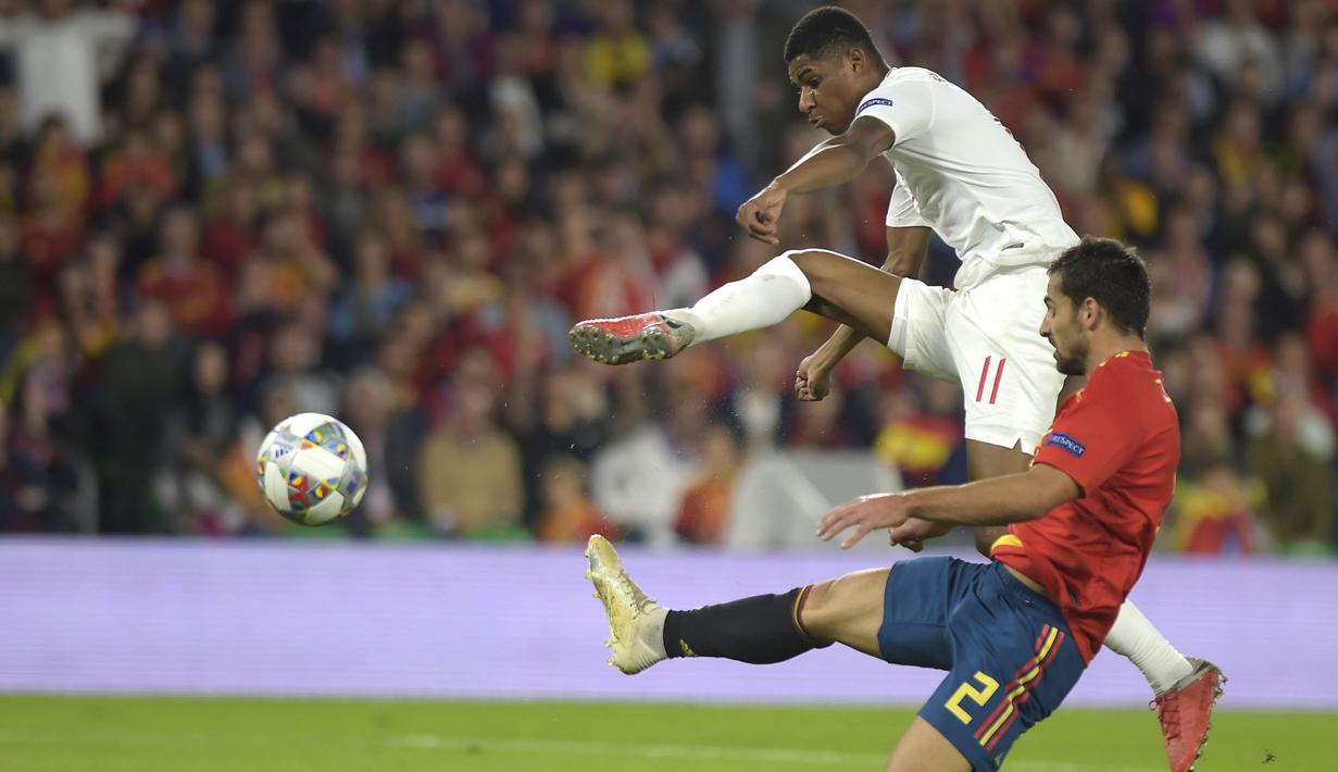 Striker Inggris, Marcus Rashford, melepaskan tendangan saat melawan Spanyol pada laga UEFA Nations League di Stadion Benito Villamarin, Sevilla, Senin (15/10). Spanyol kalah 2-3 dari Inggris. (AFP/Jorge Guerrero)