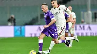 Pemain Fiorentina, Franck Ribery, berusaha melewati pemain AS Roma, Gianluca Mancini, pada laga Liga Italia di Stadion Artemio Franchi, Rabu (3/3/2021). AS Roma menang dengan skor 2-1. (Jennifer Lorenzini/LaPresse via AP)
