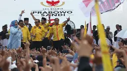 Sekjen Partai Berkarya, Priyo Budi Santoso (tengah) saat kampanye terbuka Capres nomor urut 02, Prabowo Subianto di area Stadion Pakansari Kab Bogor, Jumat (29/3). Kampanye terbuka itu dihadiri tokoh partai politik yang tergabung dalam Koalisi Indonesia Adil Makmur. (Liputan6.com/Helmi Fithriansyah)