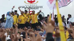 Sekjen Partai Berkarya, Priyo Budi Santoso (tengah) saat kampanye terbuka Capres nomor urut 02, Prabowo Subianto di area Stadion Pakansari Kab Bogor, Jumat (29/3). Kampanye terbuka itu dihadiri tokoh partai politik yang tergabung dalam Koalisi Indonesia Adil Makmur. (Liputan6.com/Helmi Fithriansyah)