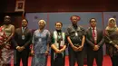 Menlu Retno LP Marsudi (tengah) berfoto bersama usai membuka kegiatan peringatan ke-60 Konferensi Asia Afrika (KAA) dan peringatan ke-10 New Asian-African Strategic Partnership (NAASP) di gedung Kemlu, Jakarta, Senin (9/11). (Liputan6.com/Faizal Fanani)