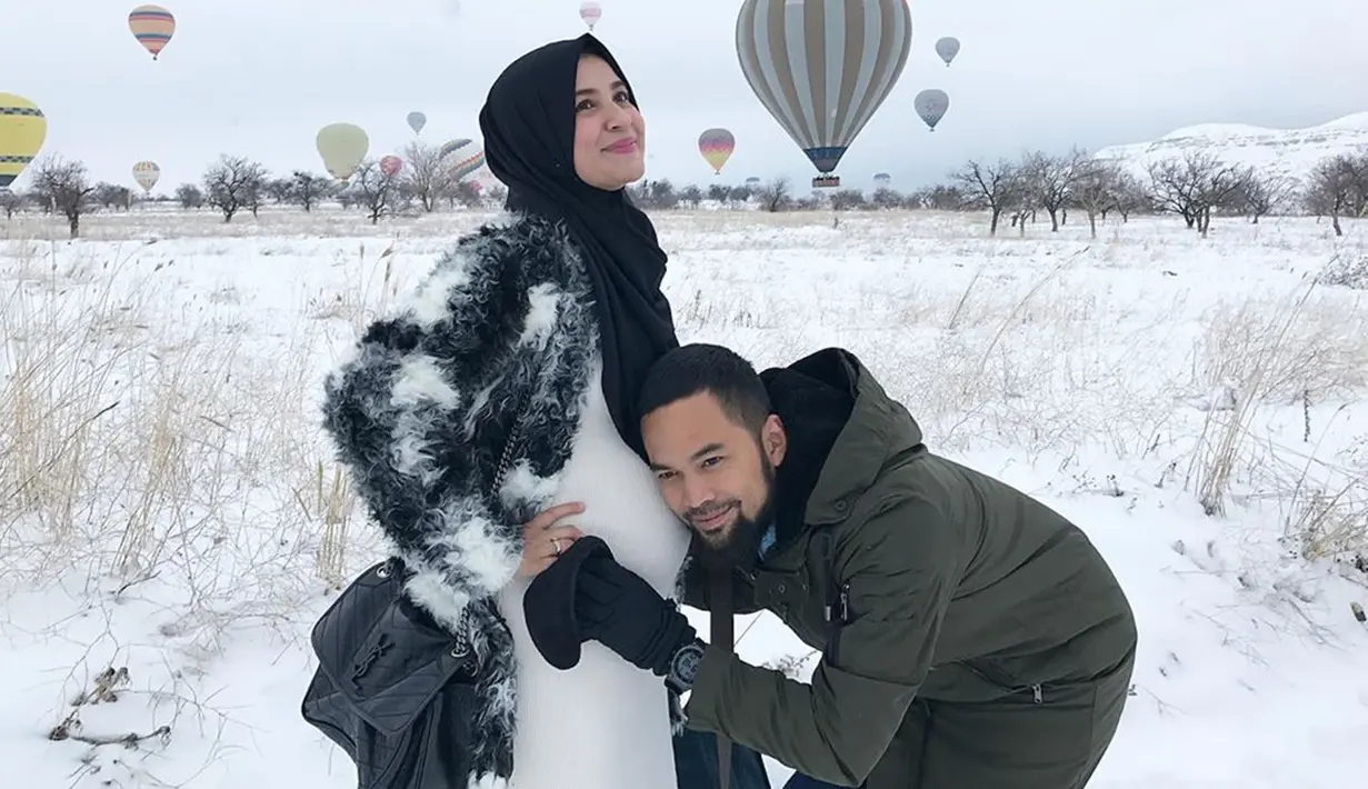 Di tengah kesibukannya, Shireen dan Wisnu juga tak pernah lupa quality time bersama. Potret keduanya saat baby moon di Turki, menunggu kelahiran putri ketiganya. Romantis banget ya! (Liputan6.com/IG/shireensungkar)
