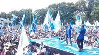 Ketua Umum Partai Demokrat Agus Harimurti Yudhoyono (AHY) didampingi Ketua DPD Partai Demokrat Sulut Elly Engelbert Lasut saat orasi di Lapangan KONI Sario, Kota Manado, Sulut, Sabtu (03/02/2024).