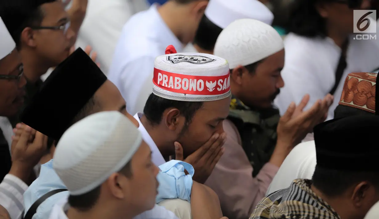 Pendukung pasangan Capres-Cawapres 02 Prabowo Subianto-Sandiaga Uno berdoa saat menghadiri syukuran kemenangan di Kertanegara, Jakarta, Jumat (19/4). Acara dengan tema gema nisfu sya'ban sekaligus ucapan syukur kemenangan Prabowo-Sandiaga dihadiri ribuan pendukung. (Liputan6.com/Faizal Fanani)