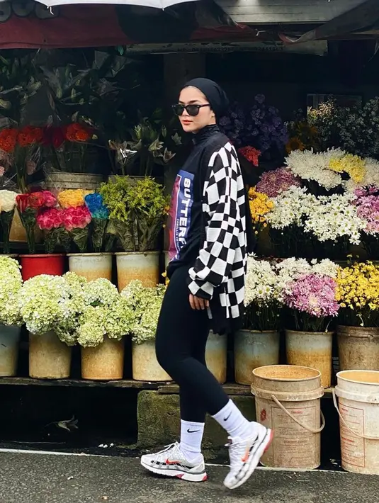 Meski serba hitam, remaja yang aktif di dunia tarik suara sejak 2006 ini terlihat kece dan kekinian. Hijab dan celana hitam yang dipadukan dengan outer big size ini bisa jadi inspirasi. (Liputan6.com/IG/@siviazizah)