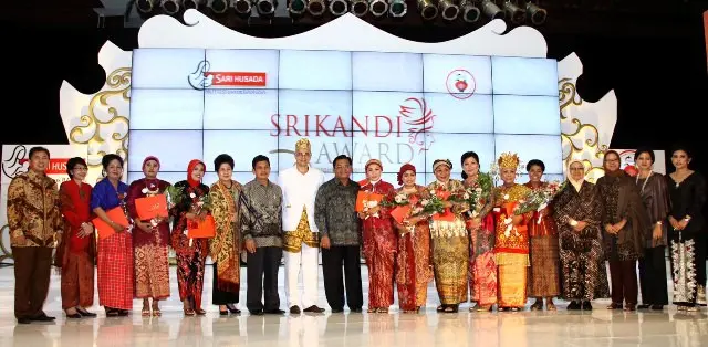 Para pemenang Srikandi Award 2011 bersama para juri