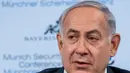 PM Israel Benjamin Netanyahu menunjukkan peta Timur Tengah saat diskusi panel di Konferensi Keamanan Munich (18/2). (AFP/ MSC Munich Security Conference / Lennart Preiss)
