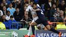 Pemain Real Madrid, Karim Benzema (kiri) mencoba melewati pemain Malmo, Felipe Carvalho pada lanjutan Liga Champions Grup A di Stadion Satiago Bernabeu, Rabu (9/12/2015) dini hari WIB. (AFP Photo/ Pierre-Philippe Marcou)