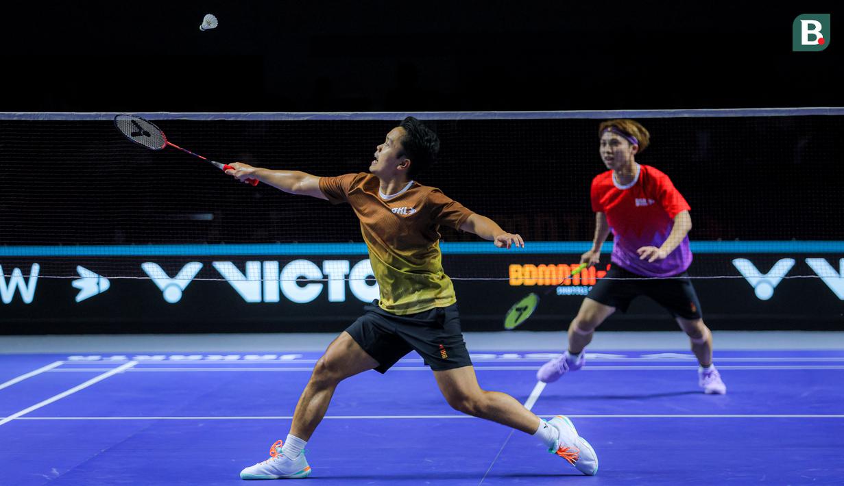 Pebulu tangkis Indonesia, Anthony Ginting (kiri) dari tim Hurricanes mengembalikan kok ke arah pebulu tangkis Jepang, Kodai Naraoka dari tim Rockets dalam laga tunggal putra Badminton XL 2025 di Istora Senayan, Jakarta, Minggu (05/10/2025). (Bola.com/Bagaskara Lazuardi)
