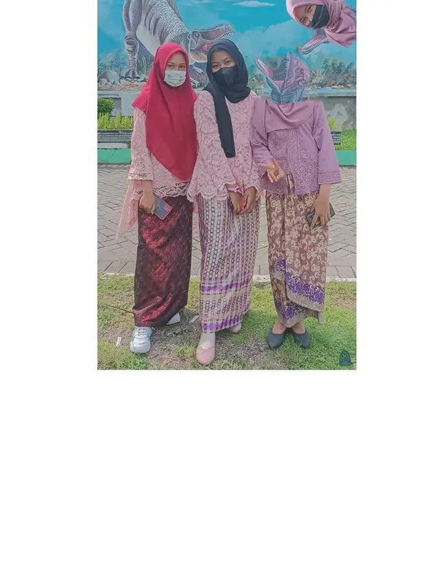 Wanita Ini Minta Foto Teman di Sebelahnya Dihilangkan, 7 Hasilnya Bikin Tepuk Jidat