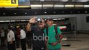 Fans berfoto selfie bersama Abduh Lestaluhu saat Timnas Indonesia tiba dari Thailand di Bandara Soekarno-Hatta, Cengkareng, (18/12/2016). (Bola.com/Nicklas Hanoatubun)