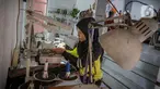 Pekerja menjahit pakaian yang diproduksi di salah satu industri konveksi rumahan di Kawasan Cipadu, Kota Tangerang, Banten, Selasa (9/1/2024). (Liputan6.com/Angga Yuniar)