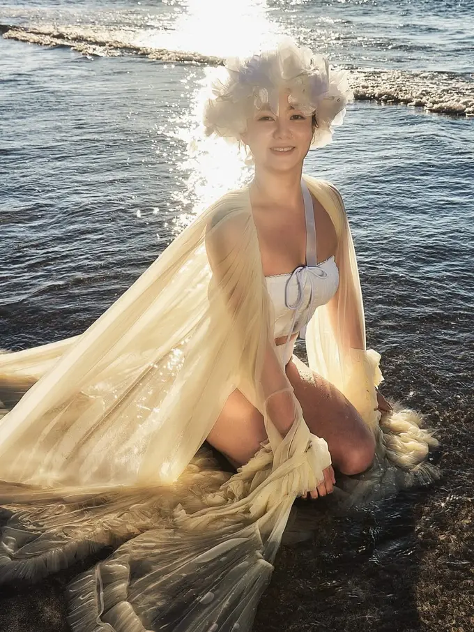 Potret Park Na-rae Tampil Bak Dewi Laut dalam Pemotretan Solo Wedding di Pantai Jeju