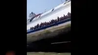  Dari kamera video sang petugas nampak para penumpang KM Wihana terlihat panik saat kapal miring hingga 40 derajat.
