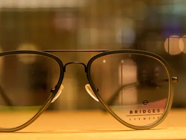 Sebuah kacamata terpajang di toko Kacamata Bridges, Senayan City, Jakarta, Rabu (17/5). Kacamata ini merupakan yang termahal dari produk Bridges dengan desain metal titanium dan dibandrol seharga 1.2jt rupiah. (Liputan6.com/Gempur M Surya)