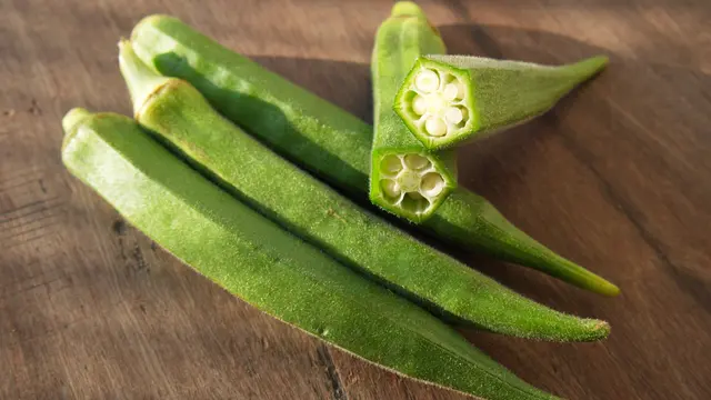 ilustrasi manfaat okra yang baik untuk kesehatan dan mengatasi anemia/ Dahlahh/shutterstock