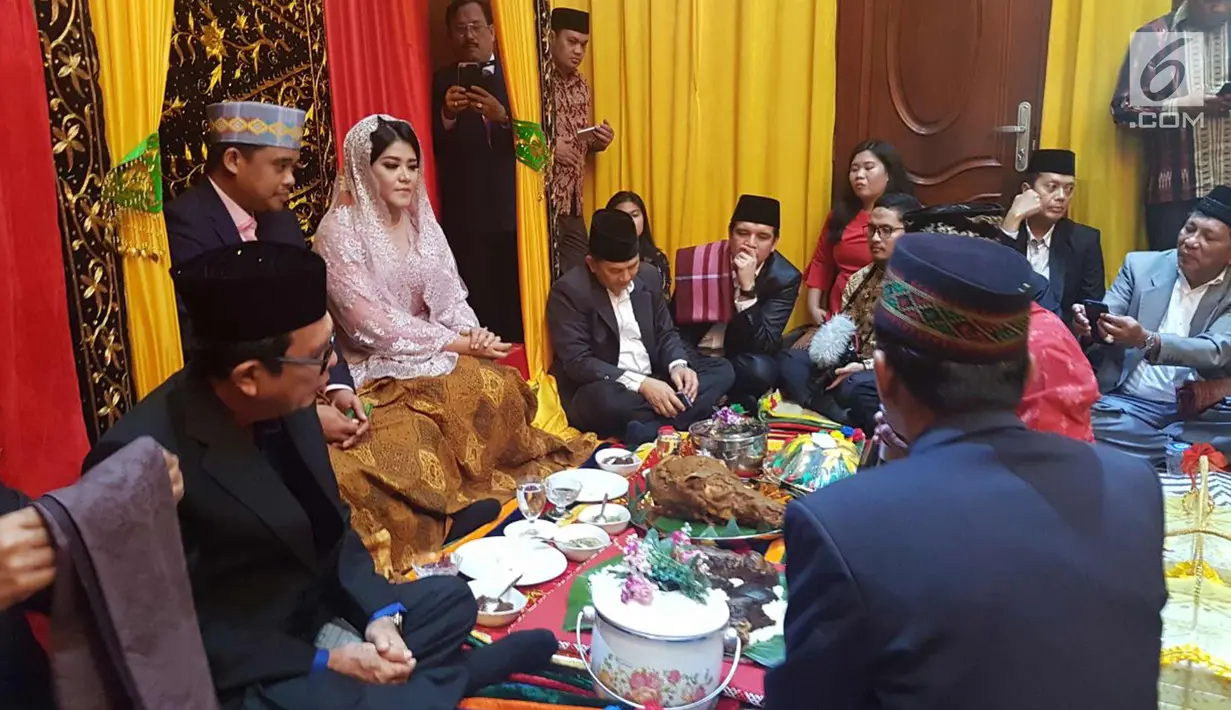 Putri Presiden Joko Widodo, Kahiyang Ayu dan Muhammad Bobby Afif Nasution saat prosesi pemberian upah-upah sebagai tanda sayang sudah diterima menjadi Boru Siregar di rumah paman Bobby di Medan, Selasa (21/11). (Liputan6.com/Pool/Media Center)