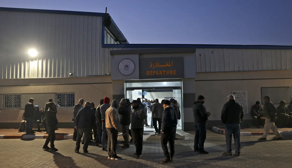 Pekerja Palestina tiba di stasiun terakhir di Beit Hanun di Jalur Gaza utara, sebelum mencapai Israel melalui penyeberangan Erez untuk bekerja (23/2/2022). Israel mengatakan akhir tahun lalu bahwa 3.000 warga Gaza tambahan akan diizinkan masuk Israel untuk bekerja. (AFP/Mohammed Abed)