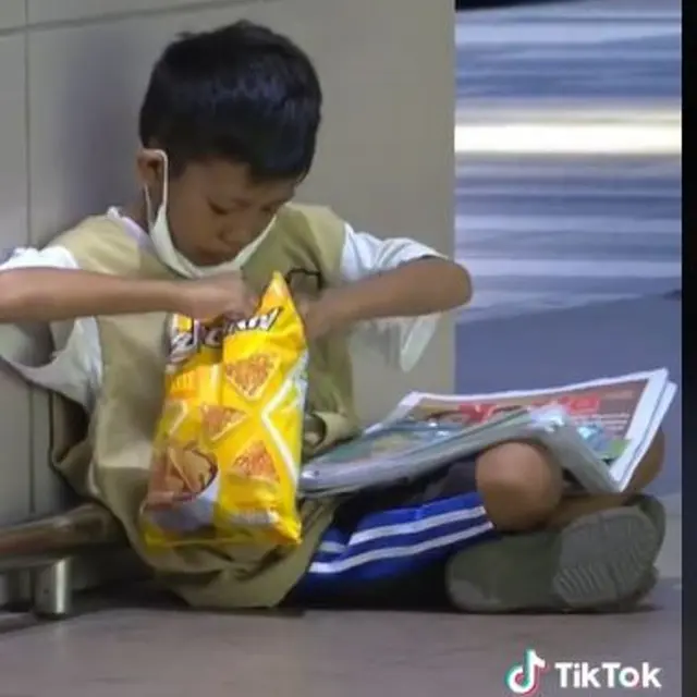 Aksi Haru Pemuda Beri Bantuan Bocah Penjual Koran yang Tertidur dan Dagangannya Masih Banyak