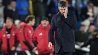 Pelatih kepala Manchester United, Michael Carrick, meninggalkan lapangan setelah pertandingan fase pembuka Liga Champions antara Como dan Manchester United di Como, Italia, Rabu, 21 Oktober 2026. (AP Photo/Antonio Calanni)