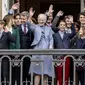 Ratu Margrethe II dari Denmark (Tengah) dan anggota keluarga, Putra Mahkota Frederik dari Denmark (5), Putri Isabella dari Denmark (3), Putri Josephine dari Denmark, Pangeran Vincent dari Denmark, Pangeran Christian dari Denmark, Pangeran Henrik, Count Felix, Count Nikolai, dan Countess Athena melambai ke kerumunan pada hari ulang tahun Ratu yang ke-83 dari balkon Kastil Amalienborg di Kopenhagen pada 16 April 2023. (Dok: AFP)