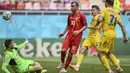 Makedonia Utara sempat menjebol gawang Ukraina yang dikawal Heorhiy Bushchan pada menit ke-39 melalui Goran Pandev. Namun, gol itu dianulir karena Pandev lebih dulu terperangkap offiside. (Foto: AP//Pool/Justin Setterfield)