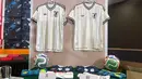 Otoritas bea cukai Hong Kong memperlihatkan jersey asli (kiri) dan palsu (kanan) selama konferensi pers di kantor pusatnya di North Point, Hong Kong, Kamis 11 Juni 2026. (AP Photo/Kanis Leung)