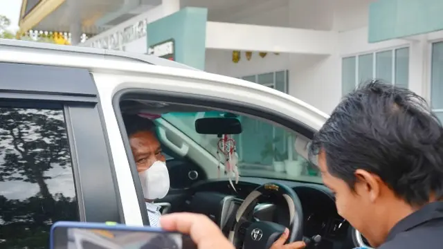 Terperiksa di kantor Balai Gakkum Seksi Wilayah II Sumatera terkait perusahaan pencemar lingkungan di Kabupaten Bengkalis.