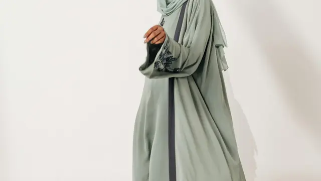 7 Tren Warna Baju Lebaran 2025, dari Natural hingga Bold yang Simpel dan Stylish. (pexels.com/Qalanjos Fashions -Online Abaya Store)