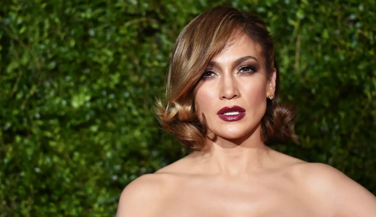 Siapa sangka penyanyi Jennifer Lopez sudah menginjak usia 46 tahun. Bahkan sebuah survei oleh Nutrisystem Diet Index membuktikan sebagian besar wanita Amerika menginginkan kaki jenjang dan bokong berisi J-Lo. (Mike COPPOLA/GETTY IMAGES NORTH AMERICA/AFP)