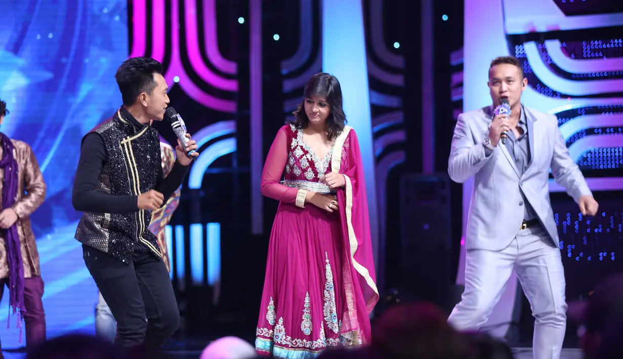 "Saya suka banget," ucap Barun Sobti, seraya ditimpali Dalljiet Kaur dengan acungan jempol, di konser wild card D'Academy 4, Studio 5 Emtek City, Jakarta Barat, Kamis (13/4/2017). (Nurwahyunan/Bintang.com)