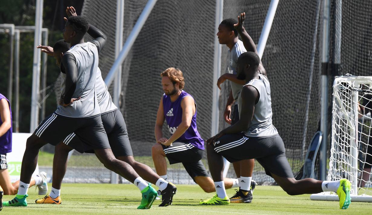Bek Manchester United, Daley Blind, tampak serius saat mengikuti sesi latihan di Universitas California, AS, Jumat (14/7/2017). Skuad Setan Merah akan tampil di turnamen pramusim bertajuk International Champions Cup. (AFP/Robyn Beck)