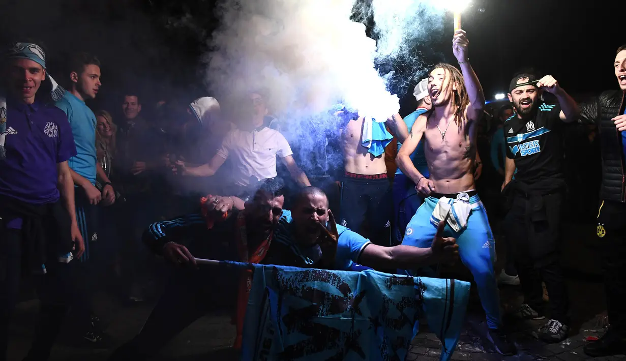 Suporter Marseille turun ke jalan merayakan keberhasilan lolos ke final Liga Europa setelah mengalahkan Salzburg di Marseille, Kamis (3/5/2018). Marseille lolos dengan unggul agregat 3-2 atas Salzburg. (AFP/Anne-Christine Poujoulat)