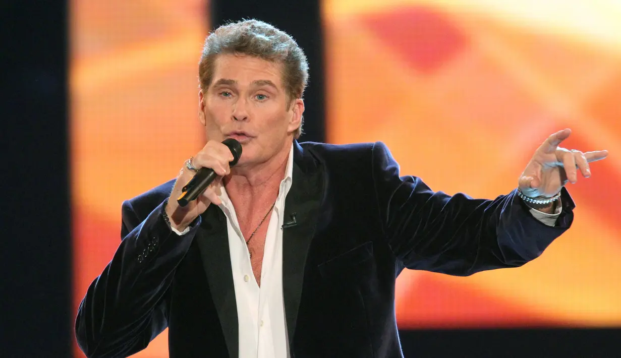 "Sekarang, saya telah membuatnya resmi, David Hoff," jelas David di video pernyataan perubahan namanya. Dalam video tersebut dirinya memegang sertifikat berbingkai yang berinformasi perubahan nama ‘David Hoff’. (Bintang/EPA)