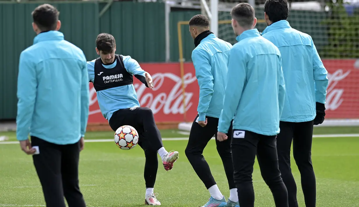 Penyerang Villarreal, Gerard Moreno (kedua kiri) menendang bola saat mengikuti sesi latihan di Ciudad deportiva Villarreal di Vila-Real (5/4/2022). Villarreal akan bertanding melawan Bayern Munchen pada leg pertama perempat final Liga Champions di Estadio de la Ceramica, Spanyol. (AFP/Jose Jordan)