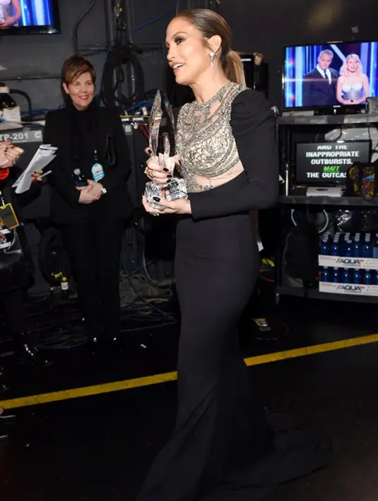 “Dia (Drake) hanya memintaku menyanyikan satu lagu dengannya dan tak ada lagi,” ucap JLo saat diwawancara oleh ET dilansir dari aceshowbiz.com (20/1). (AFP/Bintang.com)