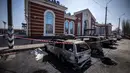Mobil yang dikalsinasi terlihat di luar stasiun kereta api yang digunakan untuk evakuasi warga sipil, setelah terkena serangan roket di Kramatorsk, Ukraina timur (8/4/2022). Stasiun itu digunakan untuk mengevakuasi warga sipil dari wilayah Donbas, Ukraina timur. (AFP/Fadel Senna)