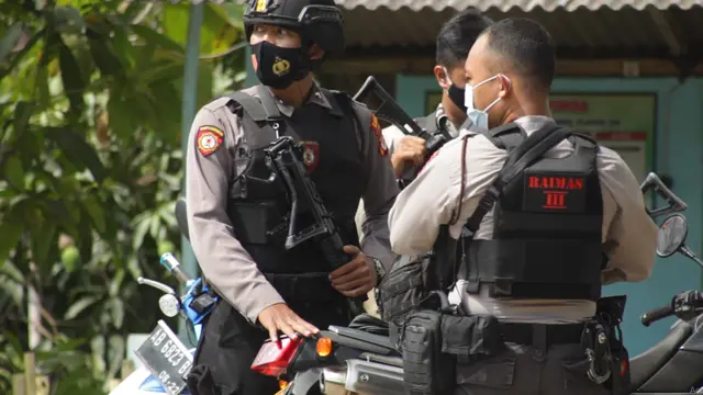 Suasana penggeledahan rumah terduga teroris di Padukuhan Ngawu, Kalurahan Ngawu, Kapanewon Playen, Gunungkidul, Yogyakarta