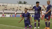 Para pemain Persita Tangerang merayakan gol yang dicetak Sirvi Arfani ke gawang Persibat Batang pada laga Liga 2 di Stadion Sport Center, Tangerang, Selasa (2/7). Persita menang 4-0 atas Persibat. (Bola.com/Vitalis Yogi Trisna)