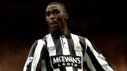 Andy Cole yang tiga musim membela Newcastle United pada tengah musim 1992/1993 hingga tengah musim 1994/1995 tercatat selalu mencetak gol ke gawang Manchester United di Liga Inggris pada musim 1993/1994. Pada pekan ke-3 (21/8/1998), ia mencetak satu gol saat Newcastle bermain imbang 1-1 di Old Trafford. Sementara saat menjamu MU di St James' Park pada pekan ke-19 (11/12/1993), Andy Cole kembali mencetak satu gol dalam laga yang kembali berakhir imbang 1-1. (nufc.com)