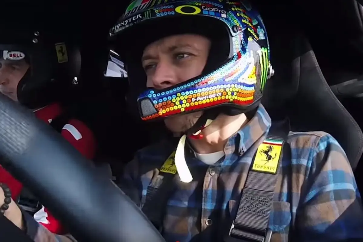 Valentino Rossi kebut-kebutan pakai Ferrari