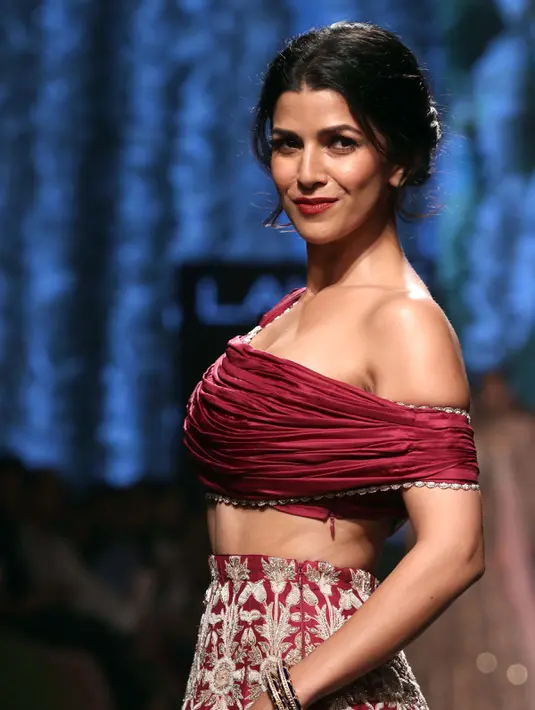 Aktris Bollywood India Nimrat Kaur berpose saat mengenakan busana rancangan desainer Divya Sheth di Lakmé Fashion Week Summer Resort 2017 di Mumbai, India (3/2). AFP Photo/Sujit Jaiswal)