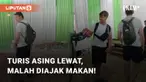 Viral unggahan TikTok yang perlihatkan turis asing tak sengaja lewat di hajatan. Para turis yang melintas tersebut mendadak jadi tamu, mereka juga justru diajak makan oleh warga