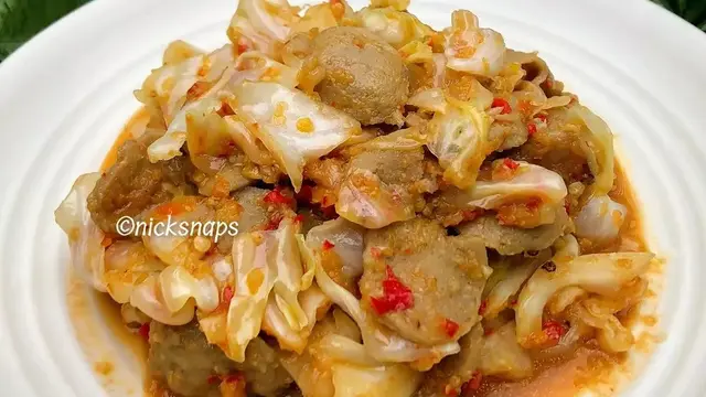 Resep tumis kol bakso pedas. (dok. Cookpad @enikkirei)