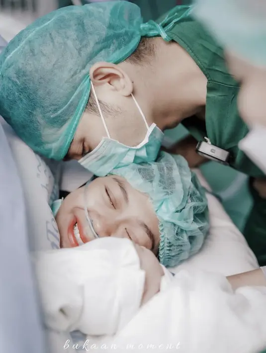 <p>Ria Ricis pun melahirkan anak pertama di tahun 2022. Penuh haru, wajah Ria Ricis pun tampil glowing setelah melahirkan @riaricis1795.</p>